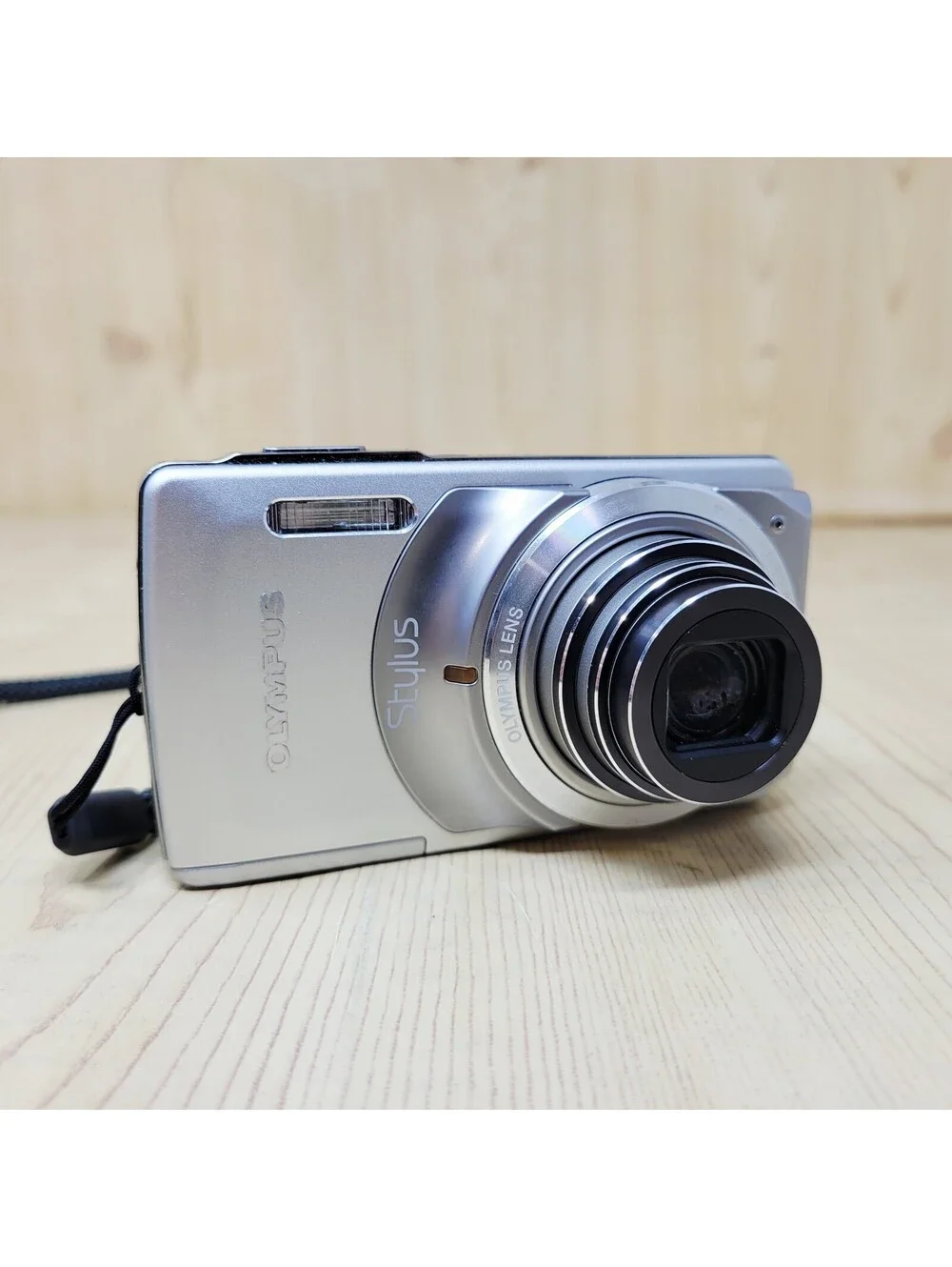 Olympus Stylus 7010 12.0MP Silver Digital Camera with Charger NO SD CARD WORKS!